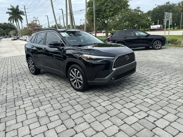 2025 Toyota Corolla Cross XLE photo 16