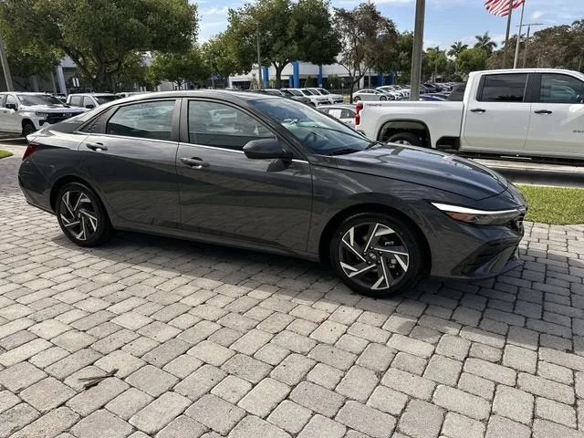 2025 Hyundai Elantra SEL Convenience photo 15