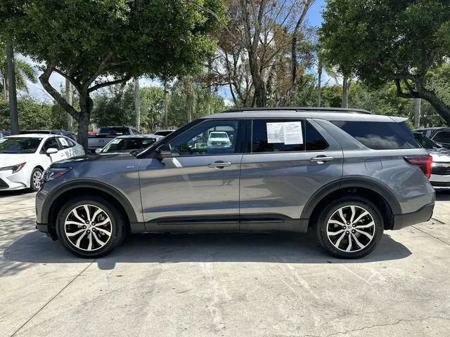 2025 Ford Explorer ST-Line photo 18