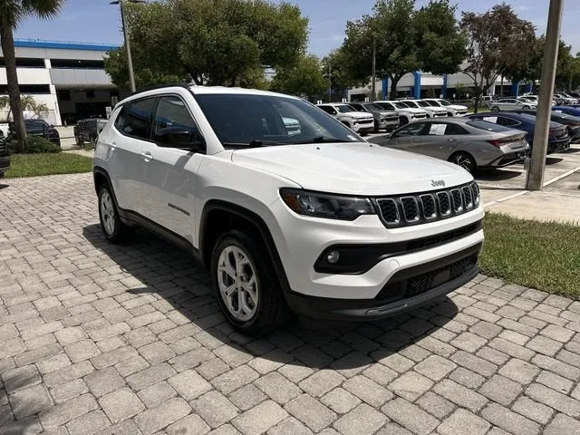 2024 Jeep Compass Latitude photo 16