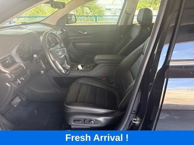 2023 GMC Acadia Denali photo 2