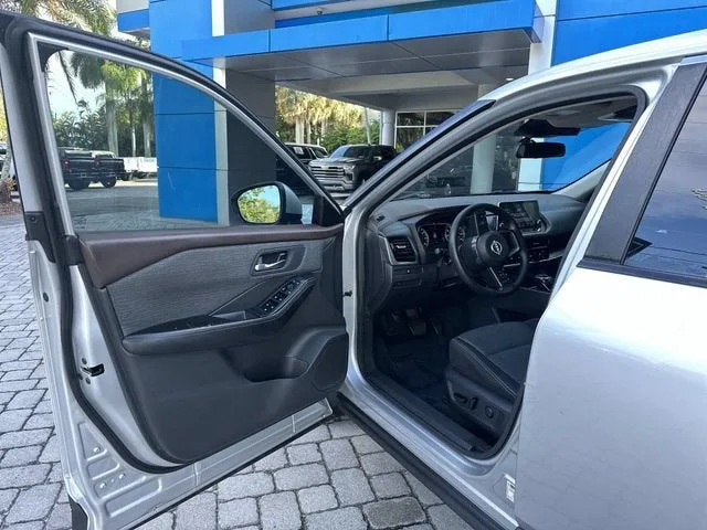 2022 Nissan Rogue SV photo 22