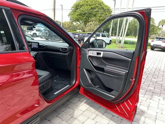 2023 Ford Explorer ST-Line photo 23