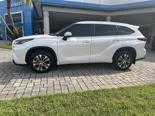 2024 Toyota Highlander LE photo 31