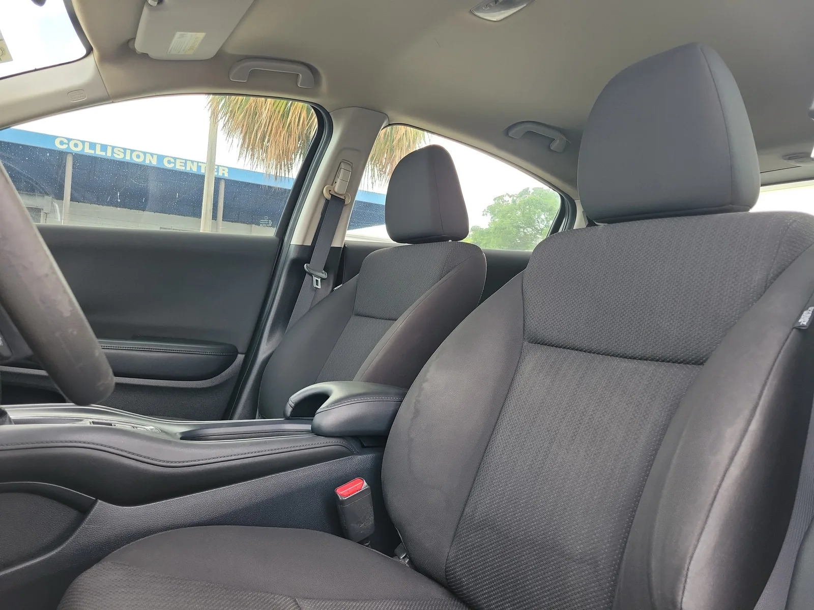 2017 Honda HR-V LX photo 21