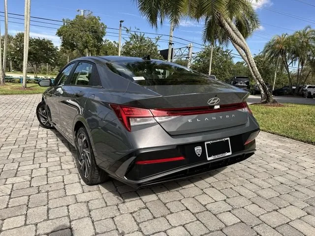 2025 Hyundai Elantra SEL Convenience photo 12