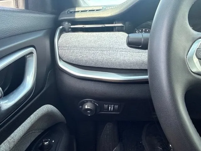 2024 Jeep Compass Latitude photo 9