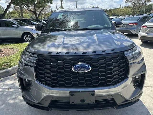 2025 Ford Explorer ST-Line photo 14
