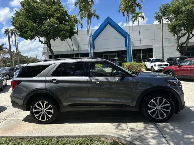 2025 Ford Explorer ST-Line photo 21