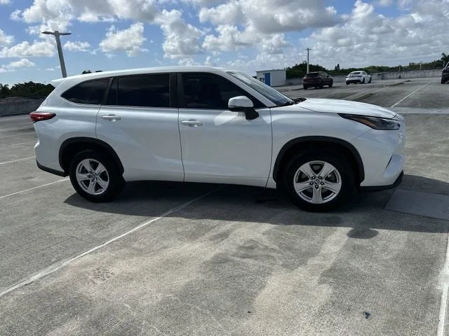 2023 Toyota Highlander L photo 15