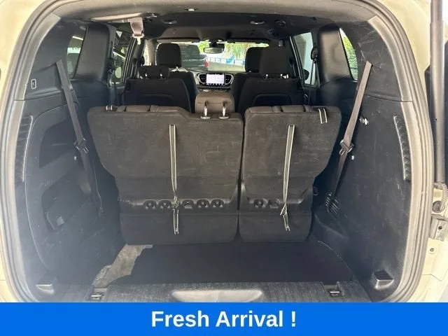 2024 Chrysler Pacifica Touring photo 5