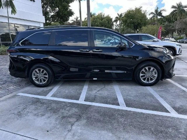 2026 Toyota Sienna XLE photo 14