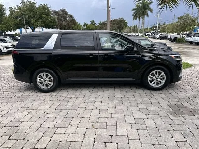 2024 Kia Carnival LX photo 14