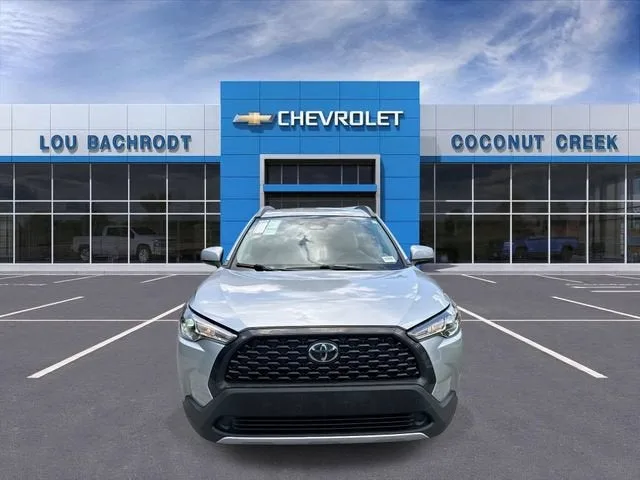 2023 Toyota Corolla Cross LE photo 3