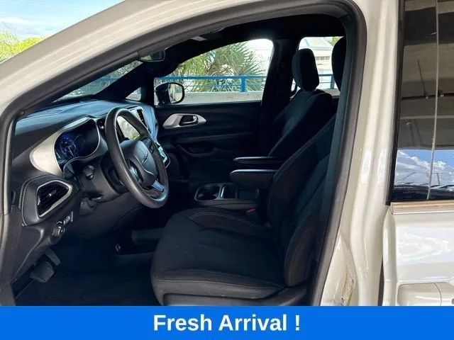 2024 Chrysler Pacifica Touring photo 2