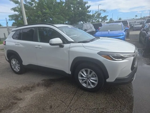 2022 Toyota Corolla Cross LE photo 18