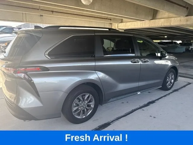 2026 Toyota Sienna XLE photo 16