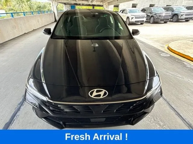 2025 Hyundai Elantra SEL Convenience photo 16