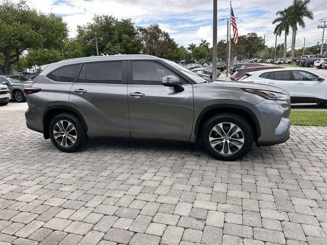 2025 Toyota Highlander LE photo 15