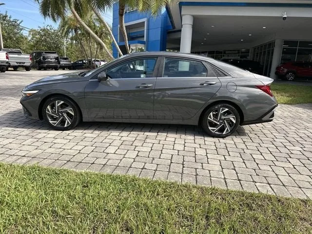 2025 Hyundai Elantra SEL Convenience photo 32