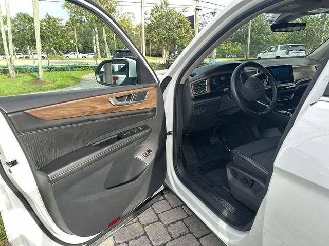2024 Volkswagen Atlas 2.0T SE w/Technology photo 22