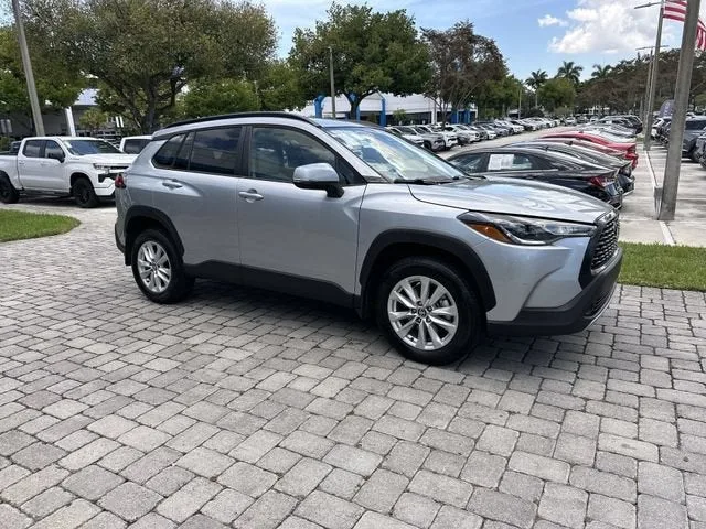 2023 Toyota Corolla Cross LE photo 15
