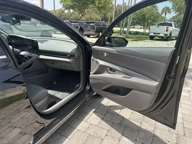 2025 Hyundai Elantra SEL Convenience photo 23
