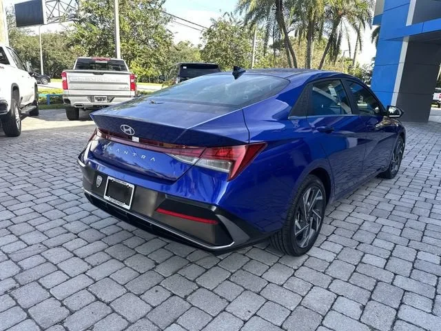 2025 Hyundai Elantra SEL Convenience photo 35