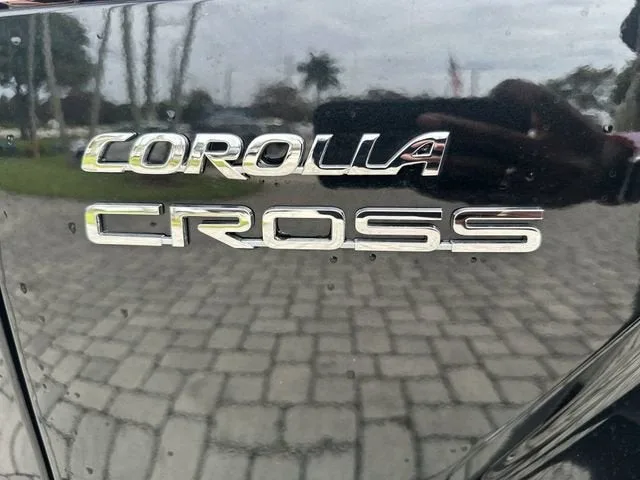 2025 Toyota Corolla Cross XLE photo 37