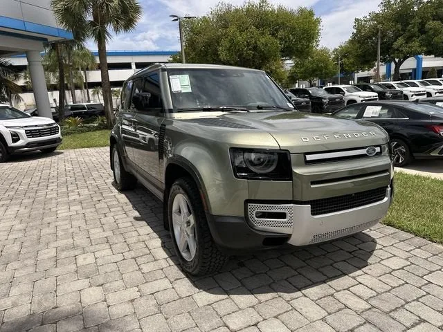 2020 Land Rover Defender HSE photo 17