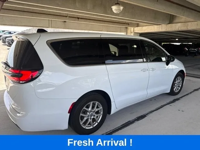 2025 Chrysler Pacifica Select photo 14