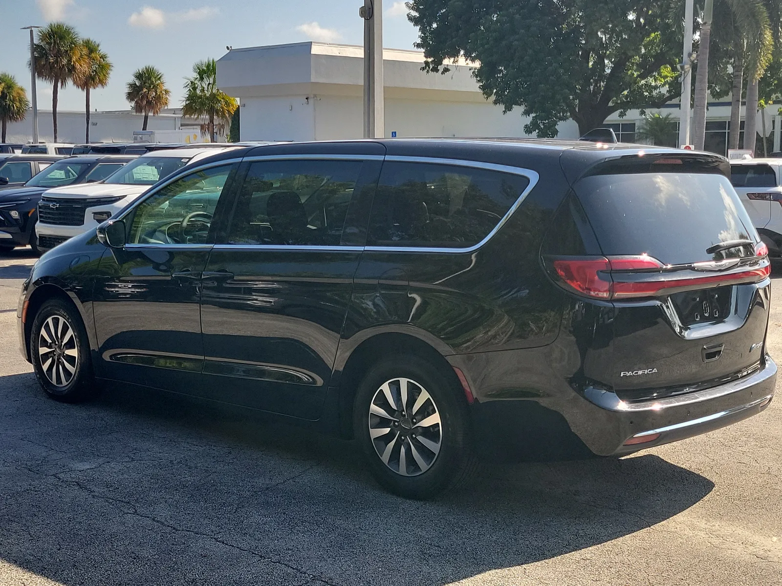 2024 Chrysler Pacifica Hybrid Select photo 5