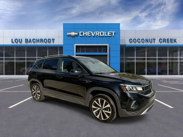 2024 Volkswagen Taos SE photo 2
