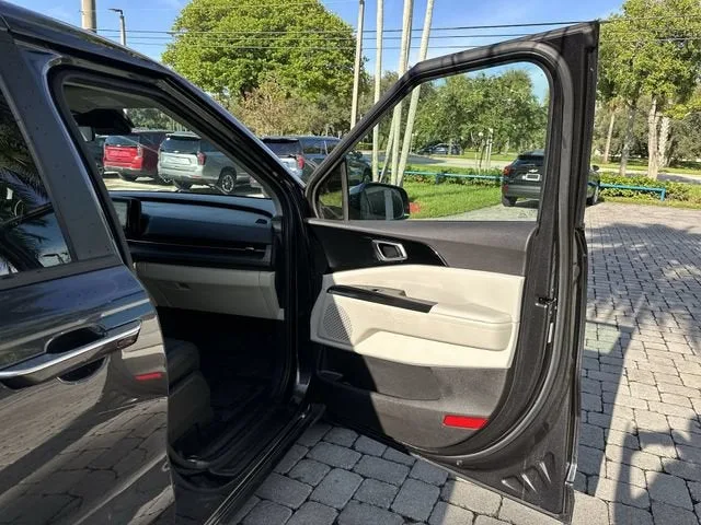 2023 Kia Carnival EX photo 23
