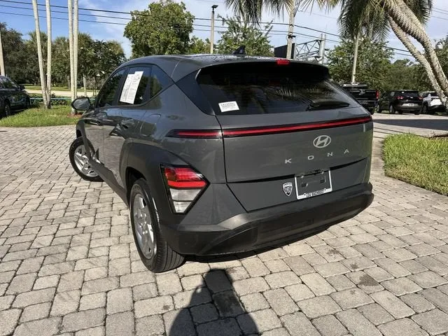 2024 Hyundai Kona SE photo 12