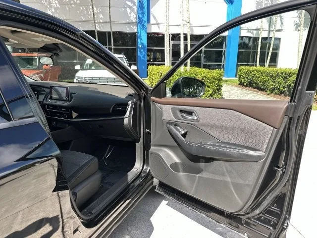 2021 Nissan Rogue SV photo 23