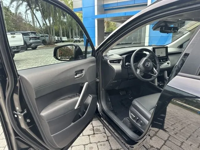 2025 Toyota Corolla Cross XLE photo 22