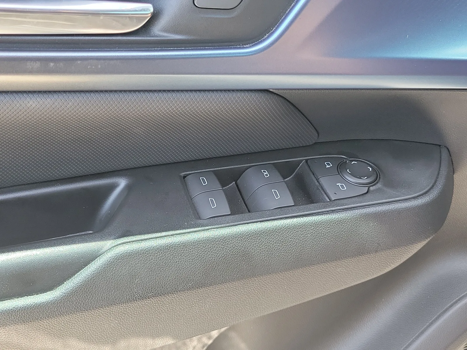 2024 Chevrolet Equinox EV 2LT photo 16