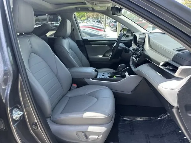 2024 Toyota Highlander LE photo 29