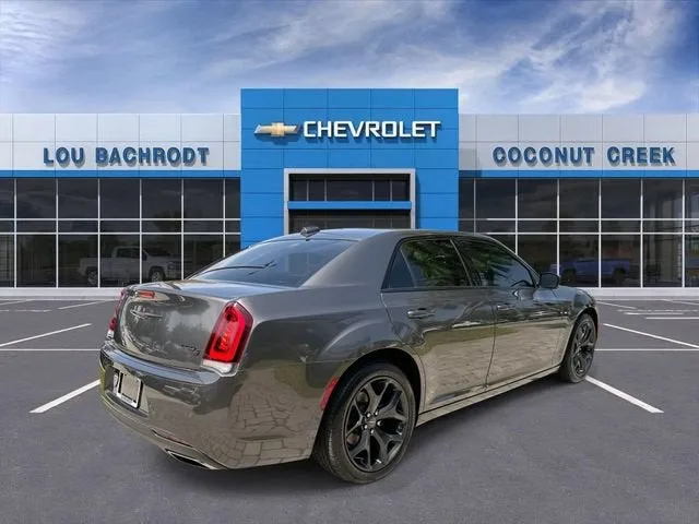 2023 Chrysler 300 300S photo 8