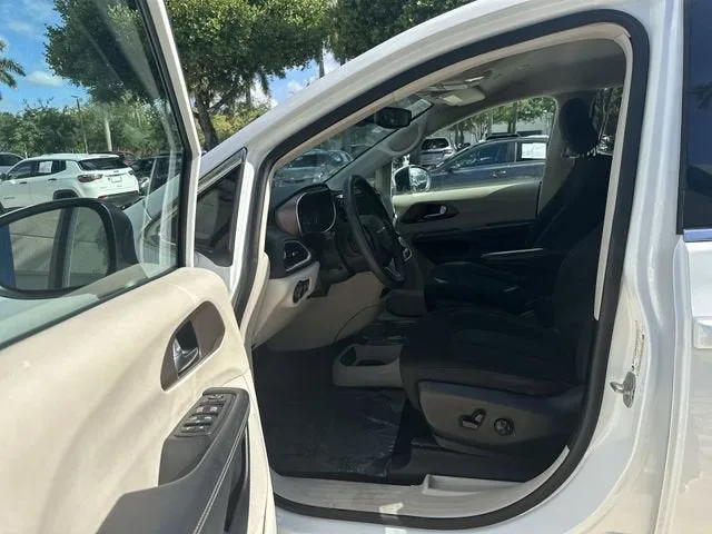 2023 Chrysler Voyager LX photo 22