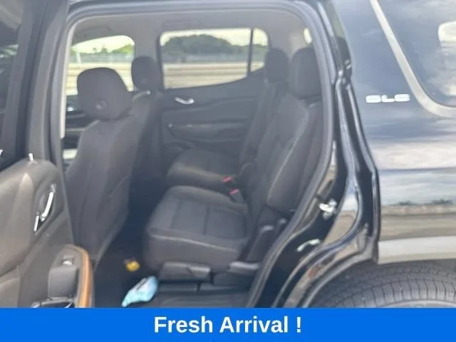 2023 GMC Acadia SLE photo 3