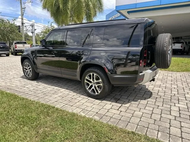 2023 Land Rover Defender SE photo 32