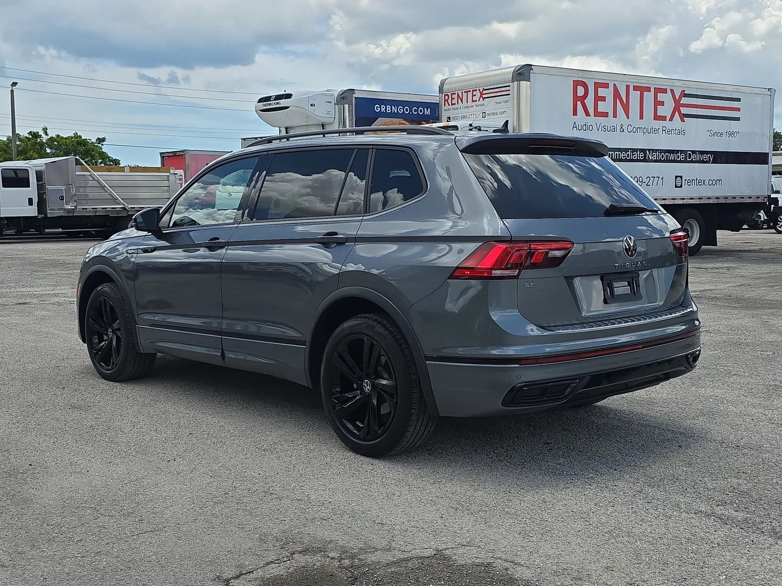 2023 Volkswagen Tiguan SE R-Line Black photo 5