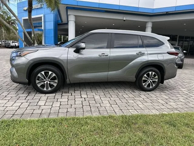 2025 Toyota Highlander LE photo 31
