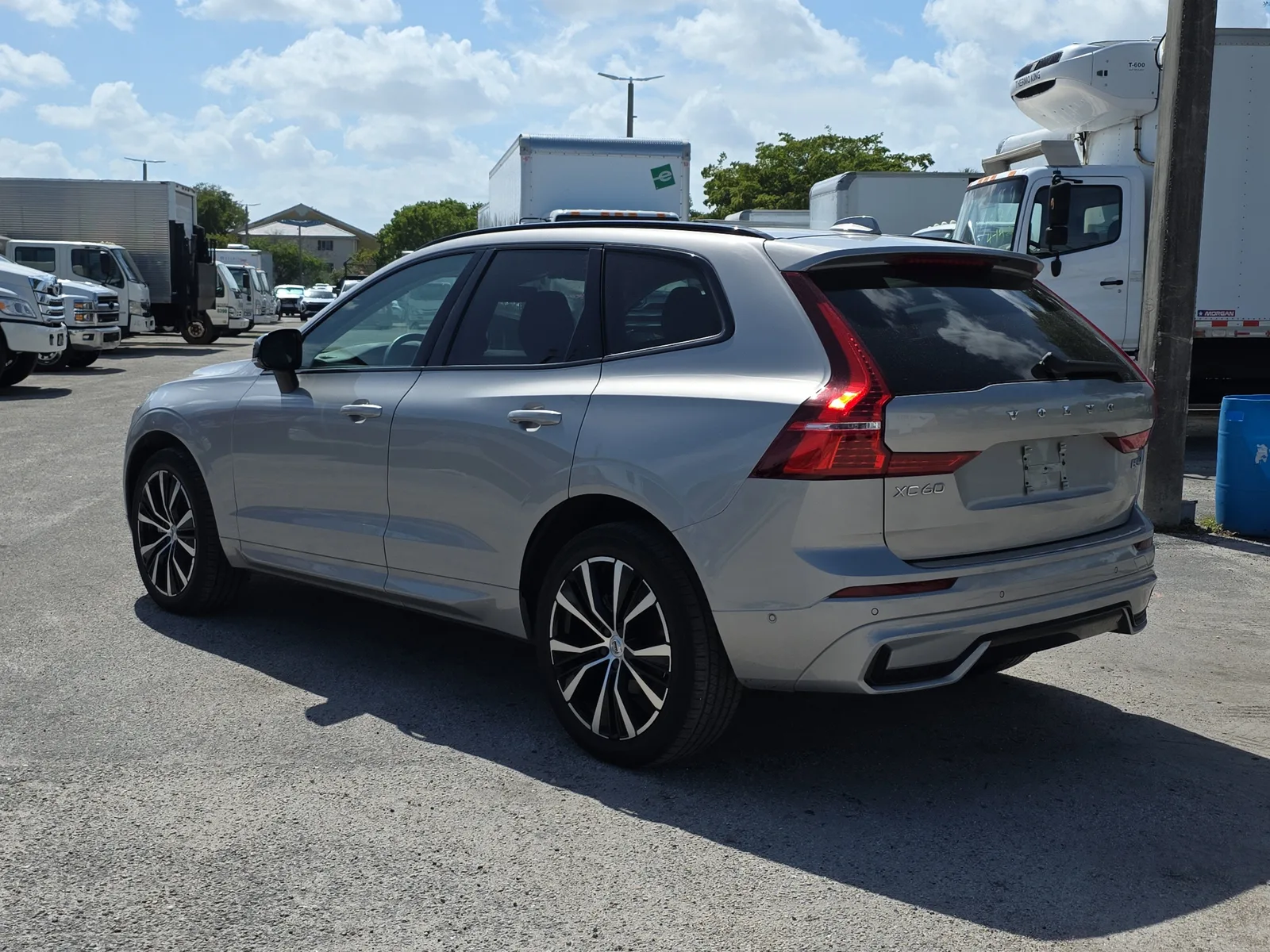2024 Volvo XC60 Plus Dark Theme photo 5