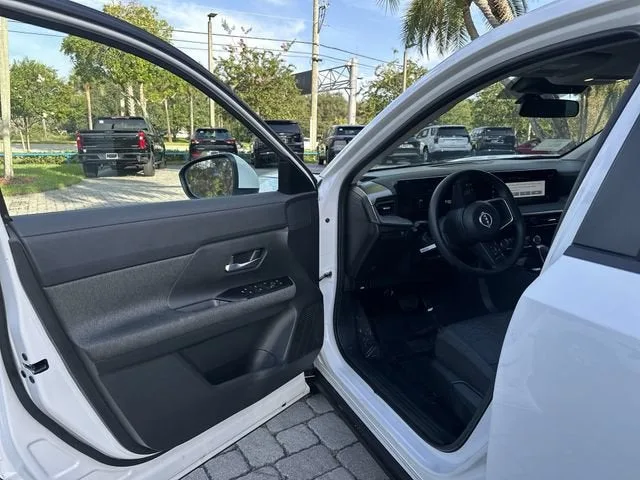2025 Nissan Kicks SV photo 22
