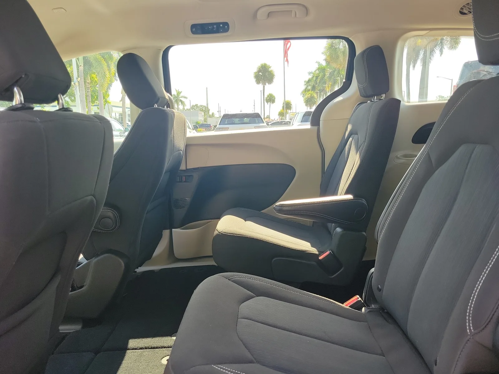 2023 Chrysler Voyager LX photo 14