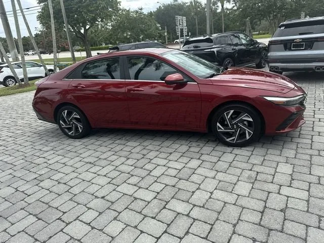 2025 Hyundai Elantra SEL Convenience photo 15