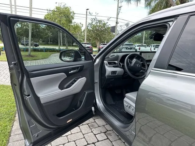 2025 Toyota Highlander LE photo 22